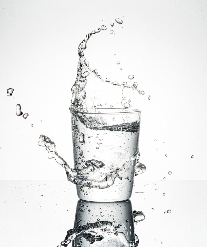 Ausreichend Flüssigkeit zu trinken ist wichtig, um die Anzeichen und Symptome eines niedrigen Blutdrucks zu lindern.